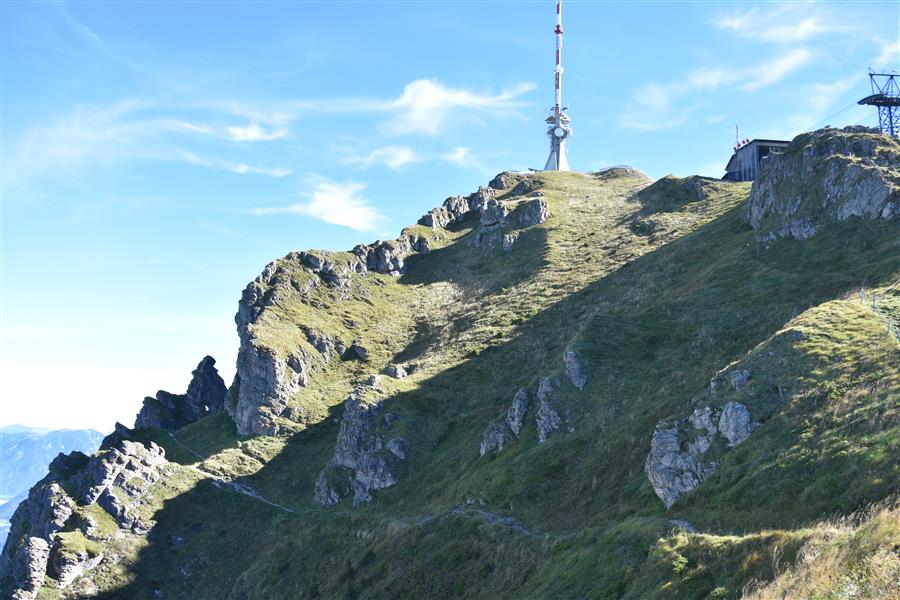 Jetzt zum höchsten Punkt, zur Sendeanlage, der Weg ist das Ziel auf 1996m