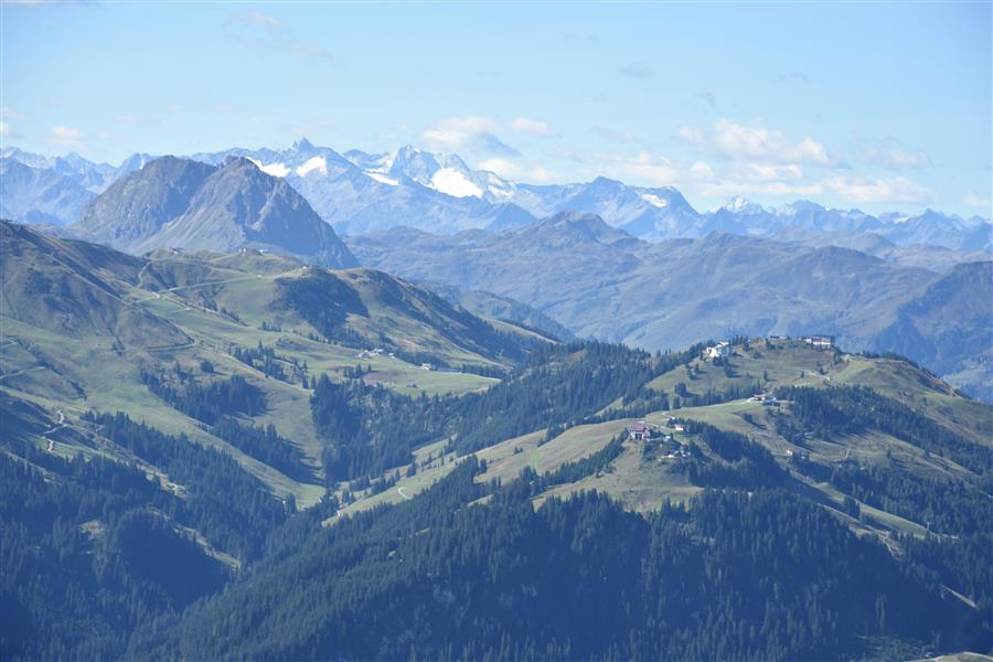 Hahnenkamm mit Streifabfahrt, hinten das Glocknermasiv