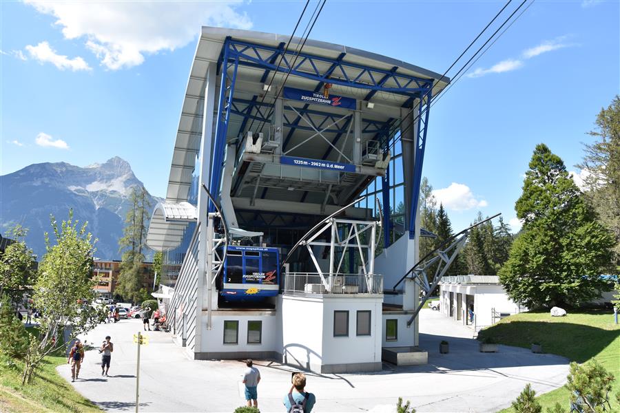 Bergstation auf 1239m, es handelt sich um eine Pendelbahn, Doppeltragseilsystem, Seillänge 3600m, Gewicht des Seiles 87 Tonnen