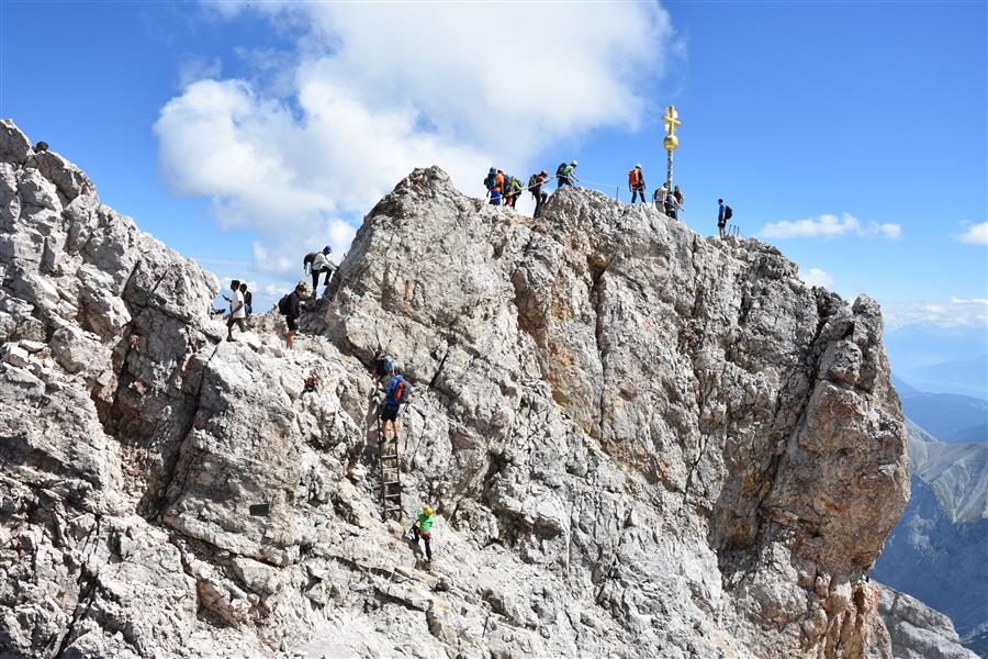 Zum Gipfelkreuz: von der Aussichtsplattform ein kurzer Abstieg zum Klettersteig, Ausrüstung anlegen, nimm deinen ganzen Mut zusammen, die vielen die auch rauf wollen machen dich nervös, nun ist auch noch Trittsicherheit, Schwindelfrei angesagt.