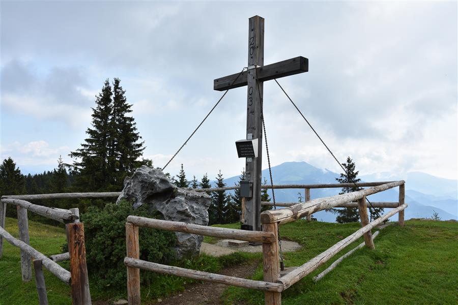 Die Ruhe beim Gipfelkreuz