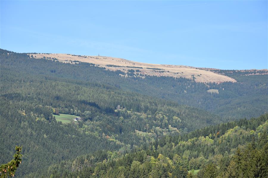 Blick nach oben, es sind 13 Km, Kapelle sichtbar