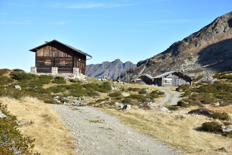 Am Ende der Seen einige Hütten