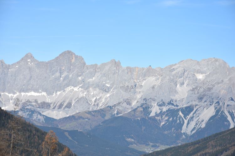 Blick zum Dachstein, links Seetalerhütte, rechts Bergstation