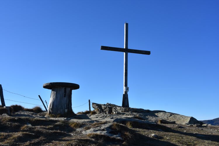 Panoramatafel mit Gipfelkreuz Frauenalpe auf 1997m