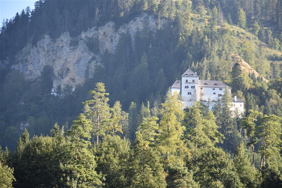 Blick zur Burg Lichtenberg, links davon die Einsiedelei