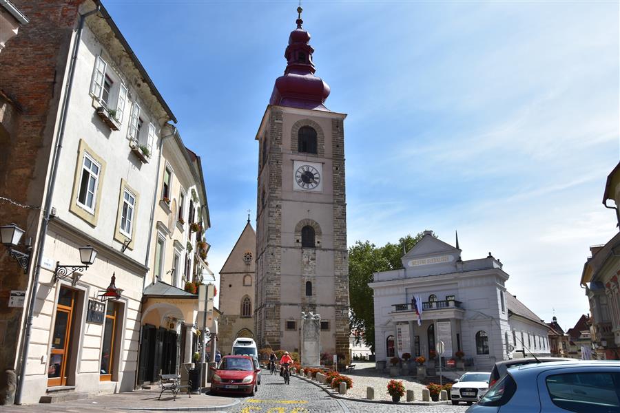 Der Stadtturm, vorne das 5m hohe steinerne Orpheus Grab Denkmal aus der Römerzeit